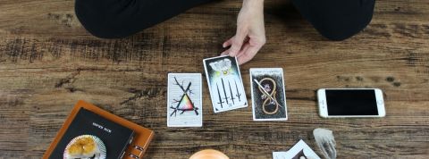 Les TikTokeurs dépoussièrent la cartomancie Une personne en train de tirer les cartes