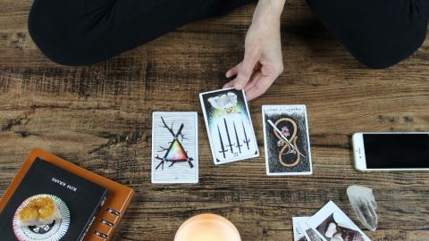 Une personne en train de tirer les cartes