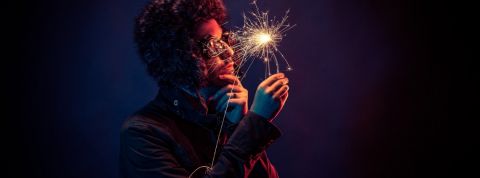 Comment transformer l'entreprise ? Un homme en train de regarder un bâton magique étincelant