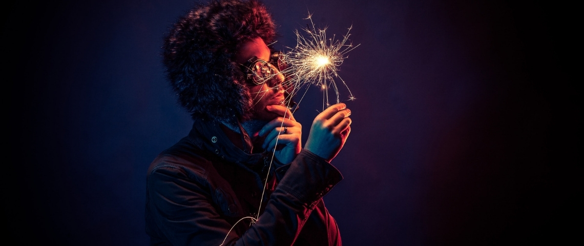 Comment transformer l'entreprise ? Un homme en train de regarder un bâton magique étincelant