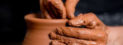 C'est quoi le job crafting ? Des mains qui façonnent une poterie