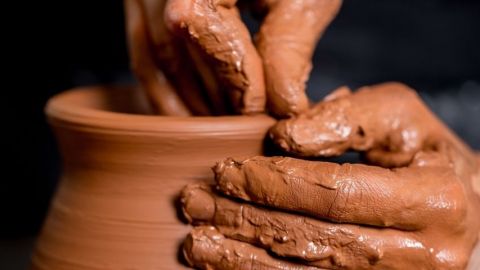 Des mains qui façonnent une poterie