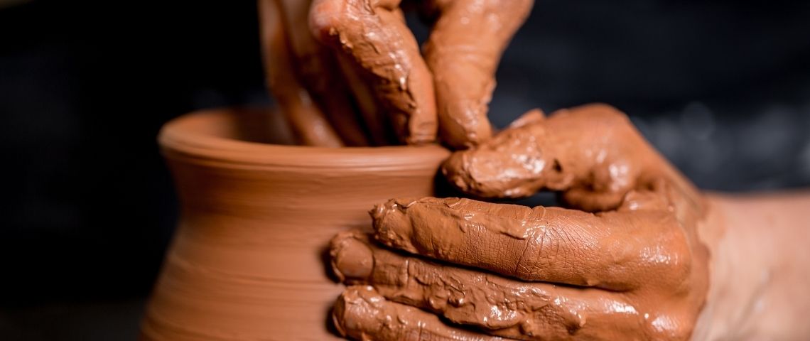 C'est quoi le job crafting ? Des mains qui façonnent une poterie