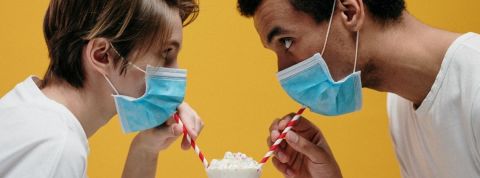 La seconde vague de Covid fait exploser les apps de dating Un homme et une femme qui boivent un milkshake avec des masques chirurgicaux