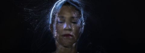 Kanye offre un hologramme deepfake à Kim Une femme avec de la fibre optique sur la tête