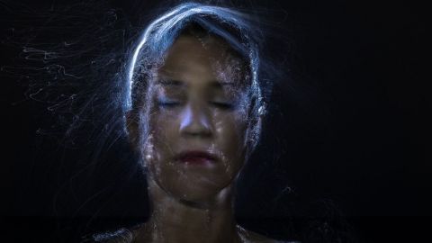 Une femme avec de la fibre optique sur la tête