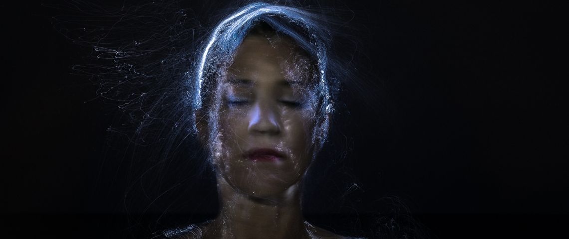 Kanye offre un hologramme deepfake à Kim Une femme avec de la fibre optique sur la tête