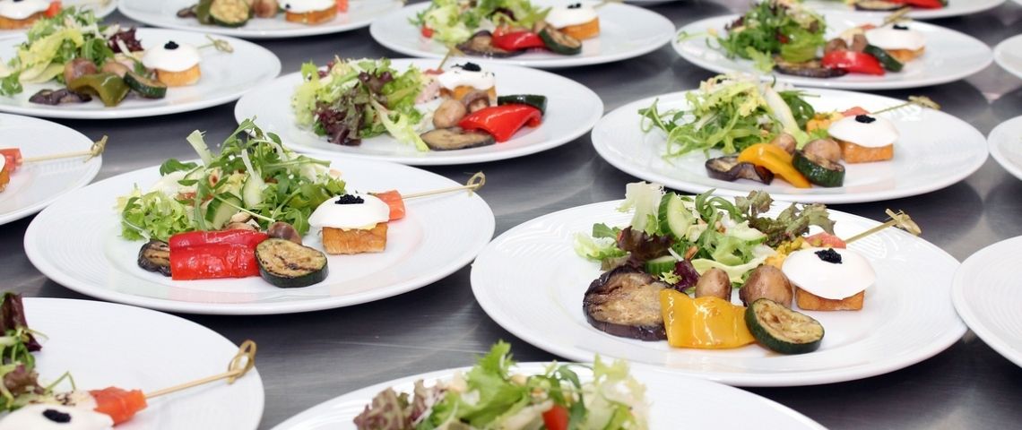 Avec le challenge pèse ton déchet Easilys mobilise l’ensemble de la restauration contre le gaspillage alimentaire. Assiettes de self