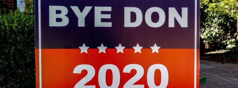 Les élections américaines sous tensions un paneau de soutient à Joe Biden.