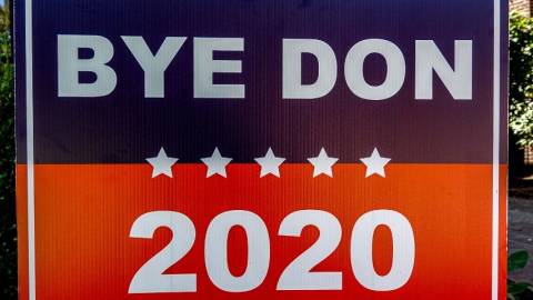 un paneau de soutient à Joe Biden.