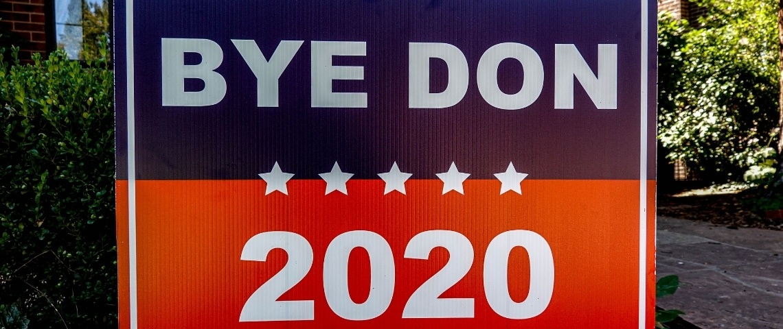 Les élections américaines sous tensions un paneau de soutient à Joe Biden.