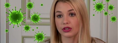 Enjoy Phoenix va parler Coronavirus avec Gabriel Attal une jeune fille blonde entourée de virus vert.