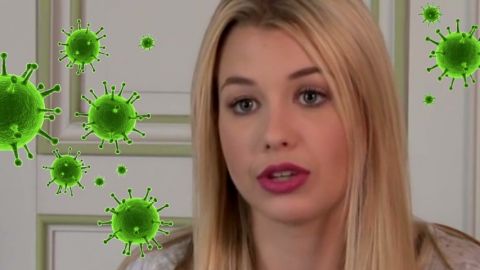 une jeune fille blonde entourée de virus vert.