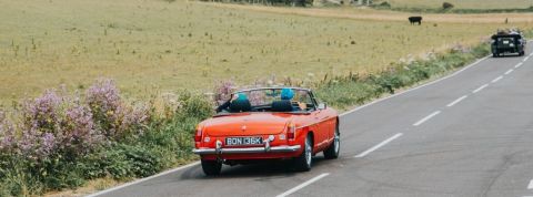 Ces gens qui quittent Paris après le Covid Un voiture rouge décapotable sur la route