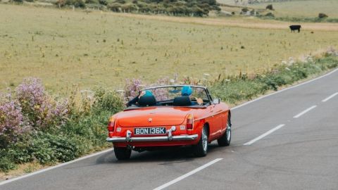Un voiture rouge décapotable sur la route