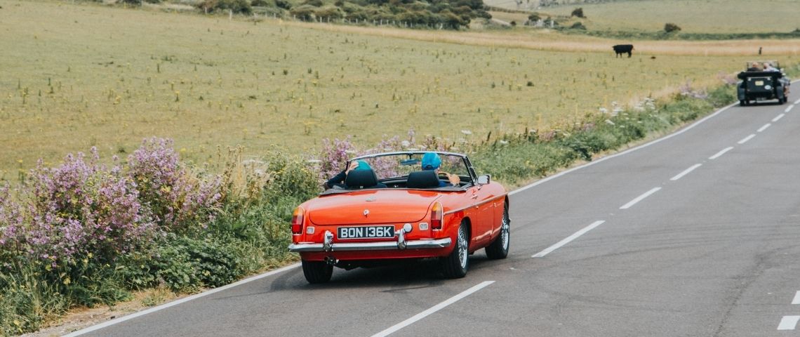 Ces gens qui quittent Paris après le Covid Un voiture rouge décapotable sur la route