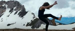 une femme danse dans la montagne
