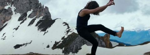 Monde de demain, mode d’emploi : 4 conférences incontournables à voir en ligne une femme danse dans la montagne