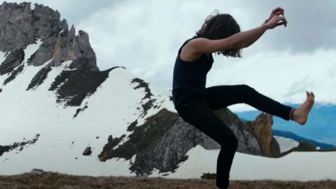une femme danse dans la montagne
