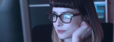 Fonctionnalités invasives, bugs... les logiciels anti-triche multiplient les ratés Femme portant des lunettes devant un ordinateur