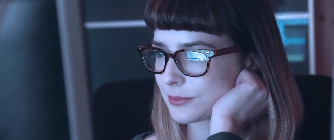Fonctionnalités invasives, bugs... les logiciels anti-triche multiplient les ratés Femme portant des lunettes devant un ordinateur