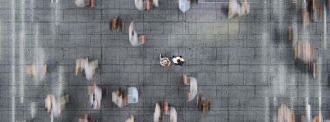 Toujours plus de monde sur les autoroutes de l'information une foule qui marche vue de haut.