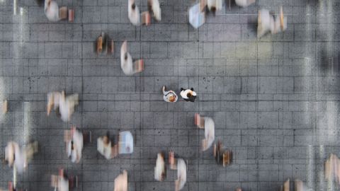 une foule qui marche vue de haut.