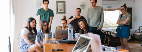 Comment la Génération Z s'organise-t-elle pour trouver du travail ? Un groupe d'adolescents en train de travailler en groupe autour d'ordinateurs