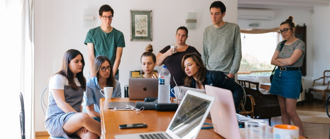 Comment la Génération Z s'organise-t-elle pour trouver du travail ? Un groupe d'adolescents en train de travailler en groupe autour d'ordinateurs