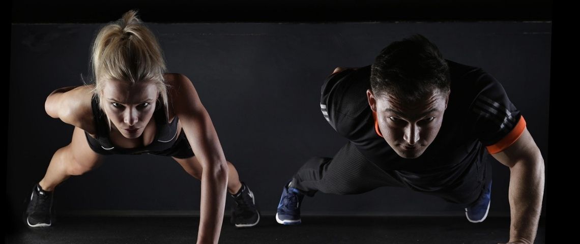 GO Sport propose des cours en ligne sur Instagram pour compenser la fermeture des salles de sport Femme et Homme faisant de pompes