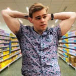 un jeune homme dans les rayons dans un raypn de supermarché