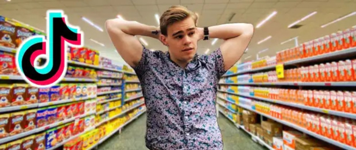 L'opara de l'épicerie un jeune homme dans les rayons dans un raypn de supermarché