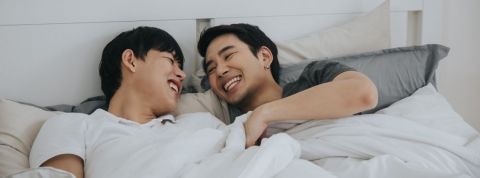 La tendance homisexual sur TikTok Deux hommes asiatiques dans un lit