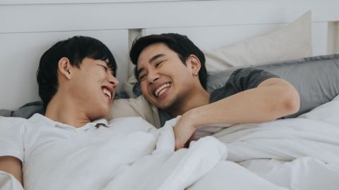 La tendance homisexual sur TikTok Deux hommes asiatiques dans un lit