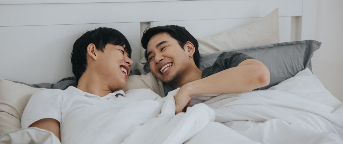 La tendance homisexual sur TikTok Deux hommes asiatiques dans un lit