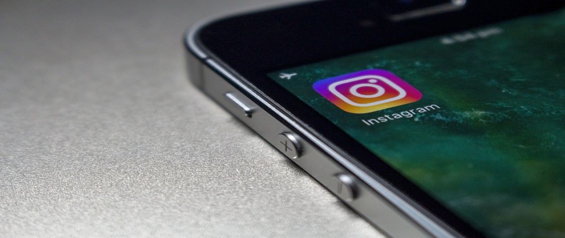 Instagram lance Shopping sur IGTV Icone Instagram sur un téléphone portable