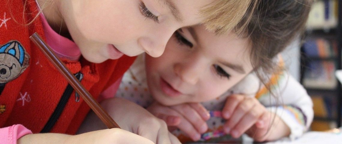 Jeff Bezos, a annoncé que le 19 octobre 2020 ouvrirait la 1ère école maternelle financé par le Bezos Day Onr Fund. enfants en train d'écrire
