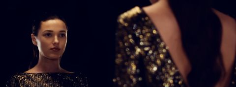 #PrettierChallenge : quand la validation sociale prend un tournant malsain sur TikTok une jeune fille brune se regarde dans le miroir