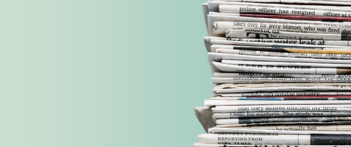Nos 6 newsletters tech favorites Tas de journaux sur fond vert.
