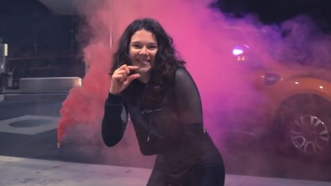 une youtubeuse qui chante