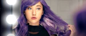 jeune fille aux cheveux violets