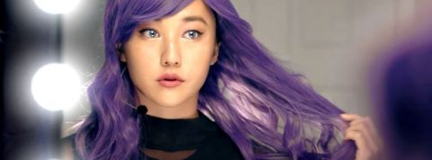 K-pop Confidential : ce qu’un roman pour ados nous apprend des coulisses du phénomène musical mondial jeune fille aux cheveux violets