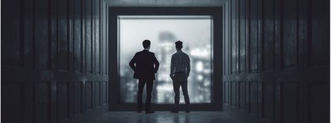 Qui sont les gardiens de la raison ? deux homme regarde par une fenètre