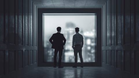 deux homme regarde par une fenètre