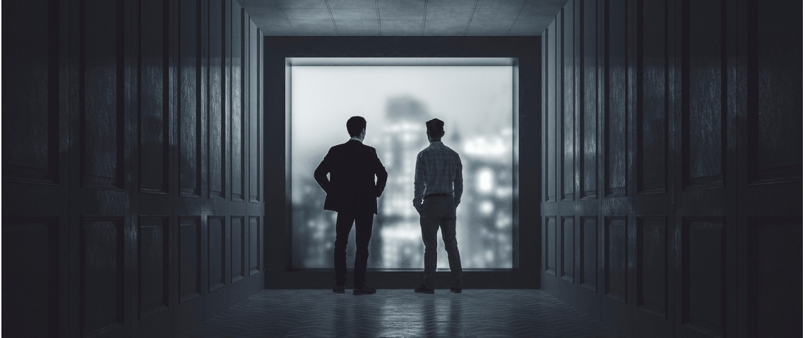 Qui sont les gardiens de la raison ? deux homme regarde par une fenètre