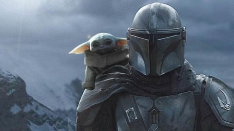 un personnage casqué accompagné d'un bébé yoda