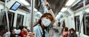Une femme avec un masque dans le métro