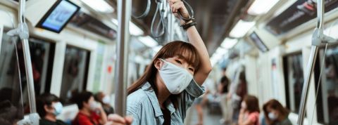 L'importance des rituels en télétravail Une femme avec un masque dans le métro
