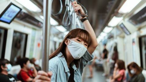 Une femme avec un masque dans le métro