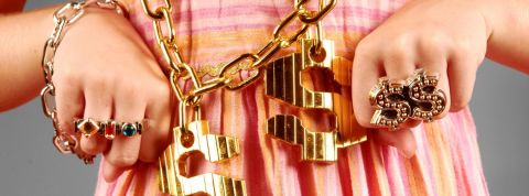 Comment gagner de l'argent quand on est créateur de contenu une fille avec des grosse bagues et des collier en or.